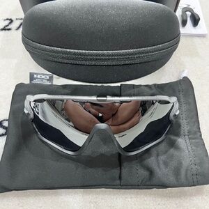 Oakley Jawbreaker Hi Resolution Matte Carbon Frame Prizm Black Lens Sunglasses